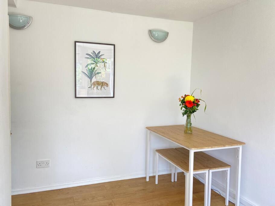 Stylish & Tranquil Flat With Excellent Connections Apartment London Bagian luar foto