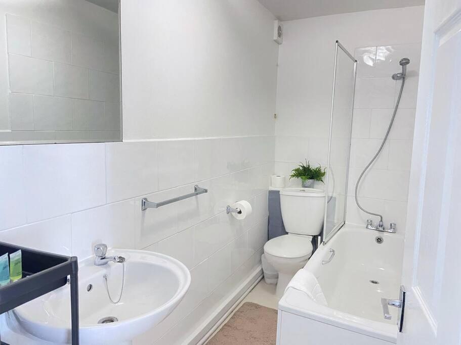 Stylish & Tranquil Flat With Excellent Connections Apartment London Bagian luar foto