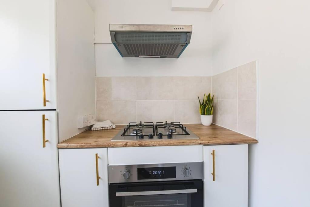 Stylish & Tranquil Flat With Excellent Connections Apartment London Bagian luar foto